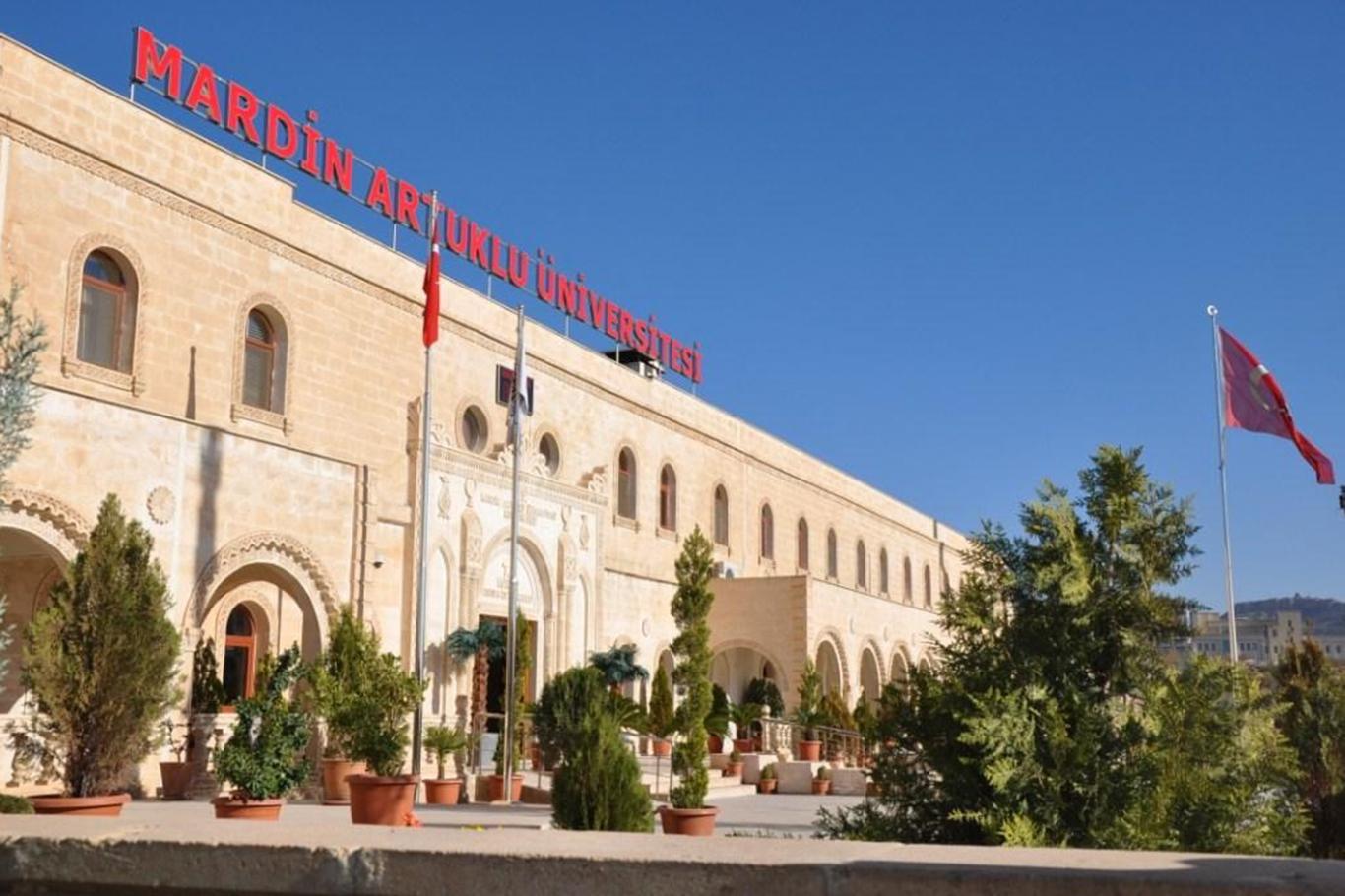 Artuklu Üniversitesi evde kitap okumayı Twitter gündemine taşıdı Artuklu Üniversitesi evde kitap okumayı Twitter gündemine taşıdı